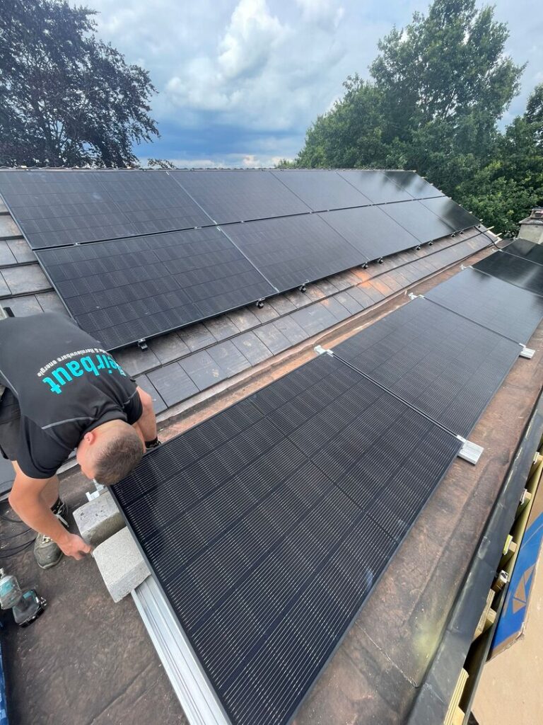 Zonnepanelen na dakrenovatie Kontich – realisatie Klimatisatie Heirbaut