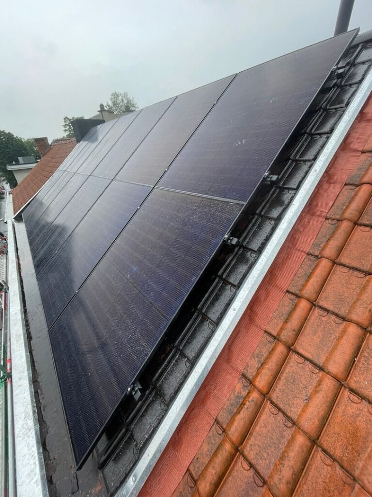Zonnepanelen na dakrenovatie, Sint-Niklaas – realisatie Klimatisatie Heirbaut