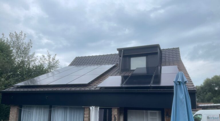 Zonnepanelen wegnemen en hermonteren bij dakrenovatie Tielrode – realisatie Klimatisatie Heirbaut