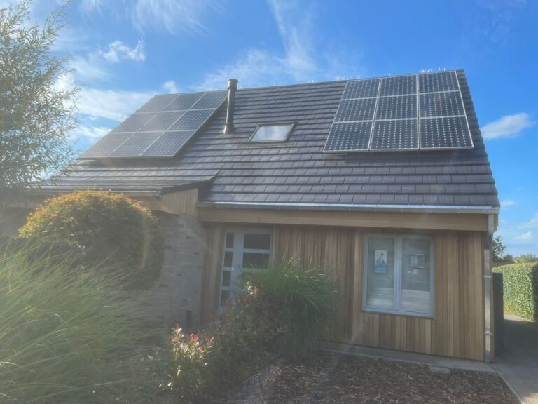 Zonnepanelen wegnemen en hermonteren na dakrenovatie Wecheldersande – realisatie Klimatisatie Heirbaut